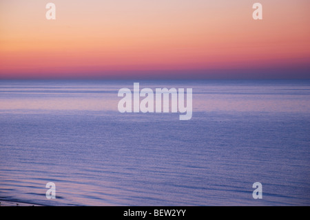 Gedeckte Farben am frühen Morgen Sonnenaufgang über dem Meer in Eastbourne England United Kingdom Stockfoto