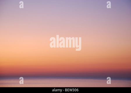 Gedeckte Farben am frühen Morgen Sonnenaufgang über dem Meer in Eastbourne England United Kingdom Stockfoto