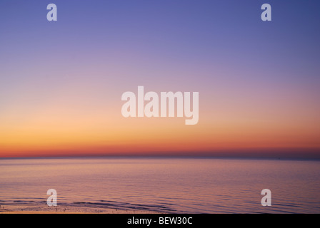 Gedeckte Farben am frühen Morgen Sonnenaufgang über dem Meer in Eastbourne England United Kingdom Stockfoto