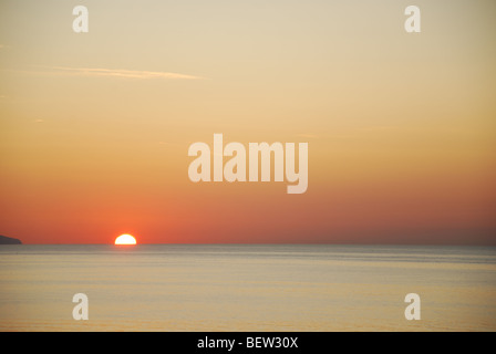 Gedeckte Farben am frühen Morgen Sonnenaufgang über dem Meer in Eastbourne England United Kingdom Stockfoto