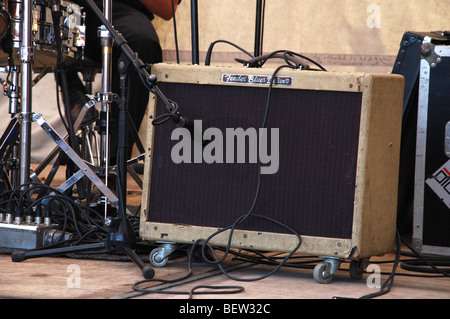 Vintage Fender Blues Deluxe Amp auf der Bühne Stockfoto