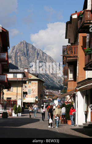 Die Hauptstraße, Corso, in Cortina d ' Ampezzo, Nord-Italien, Dolomiten, Veneto Stockfoto