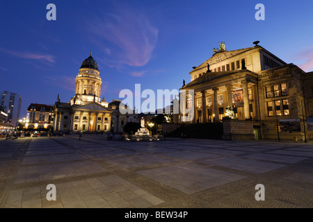 Berlin. Deutschland. Deutscher Dom Deutsche Dom (links) und dem Konzerthaus am Gendarmenmarkt (rechts). Stockfoto