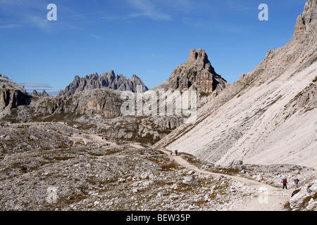 Wanderer auf einem Pfad unten Paternkofel in den Sextner Dolomiten, Nord-Italien Stockfoto