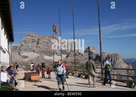 Wanderer am Rifugio Auronzo in den italienischen Dolomiten Sommer Stockfoto