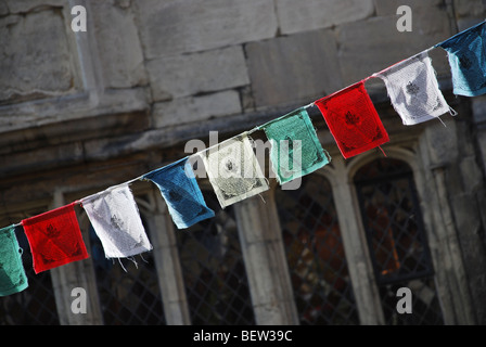 Gebetsfahnen in Glastonbury High Street Somerset England Stockfoto