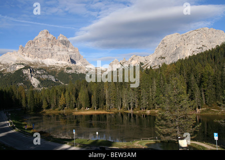 Tre Cime di Lavaredo und die Cadini Berge mit Lago Antorno, italienischen Dolomiten Sommer Stockfoto