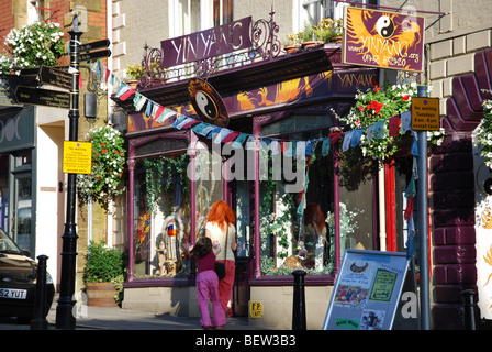 Bunte Ladenfront in Glastonbury High Street Somerset England Stockfoto