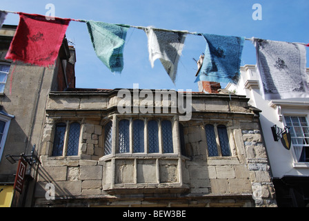 Gebetsfahnen in Glastonbury High Street Somerset England Stockfoto