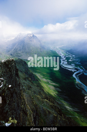 Rapadalen Fluss und Tal Skarki Peak auf links im Sarek Nationalpark über dem Polarkreis in Schwedisch-Lappland Stockfoto