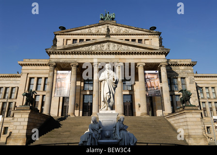 Berlin. Deutschland. Statue von Friedrich Schiller und dem Konzerthaus am Gendarmenmarkt. Stockfoto