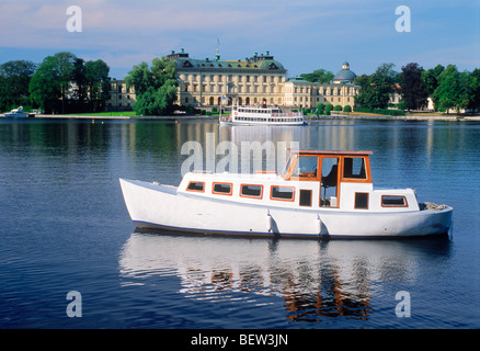 Boot, ruht auf ruhigem Wasser vor der königlichen Residenz in Drottningholm Palace in der Nähe von Stockholm auf Sommertag Stockfoto