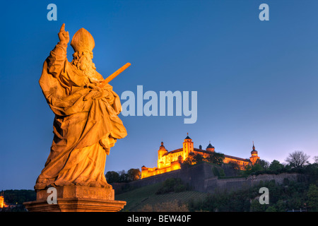 Statue auf alte Mainbrücke und Festung Marienberg, Würzburg, Franken, Bayern, Deutschland Stockfoto