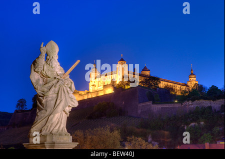 Statue auf alte Mainbrücke und Festung Marienberg, Würzburg, Franken, Bayern, Deutschland Stockfoto