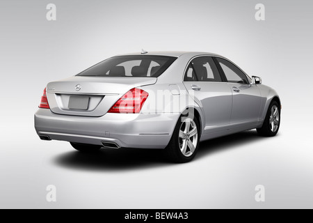 Mercedes-Benz S-Klasse S550 2010 in Silber - Winkel Rückansicht Stockfoto