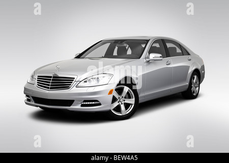 Mercedes-Benz S-Klasse S550 2010 in Silber - Winkel-Vorderansicht Stockfoto