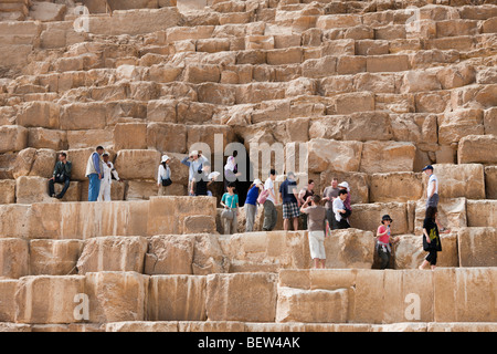 Touristen am Eingang der Pyramide des Cheops, Kairo, Ägypten Stockfoto