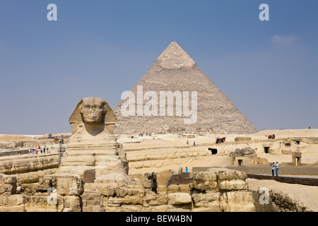 Große Sphinx von Gizeh gegen Chephren-Pyramide, Kairo, Ägypten Stockfoto