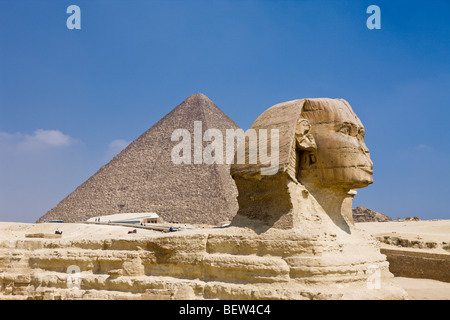 Große Sphinx von Gizeh gegen Cheops-Pyramide, Kairo, Ägypten Stockfoto