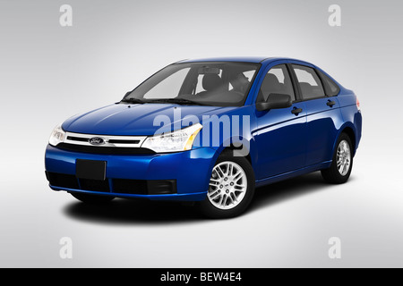 2010 Ford Focus SE blau - Winkel-Vorderansicht Stockfoto