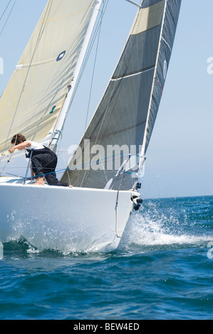 Besatzungsmitglied an Bord der Yacht, die im Wettbewerb mit Team-Segel-Event, California Stockfoto