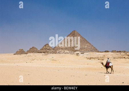 Mykerinos-Pyramide und drei kleine Pyramiden von Königinnen, Kairo, Ägypten Stockfoto