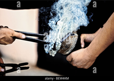 Schmied Hufeisen machen Stockfoto