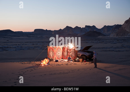 Touristen über Nacht mit Jeep im White Desert National Park, libysche Wüste, Ägypten Stockfoto