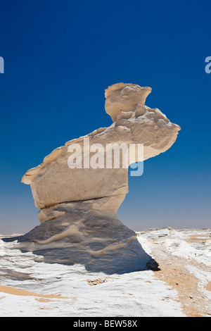 Formationen und Figuren aus Kalkstein im White Desert National Park, libysche Wüste, Ägypten Stockfoto