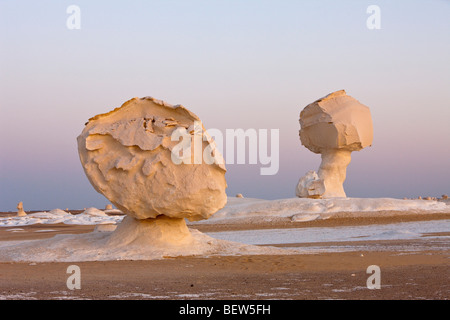 Twilight im White Desert National Park, libysche Wüste, Ägypten Stockfoto