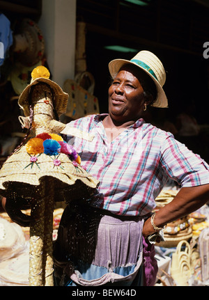 Einheimische Frau mit touristischen Souvenirs auf dem Stroh Markt in Nassau, der Hauptstadt der Bahamas-Inseln Stockfoto