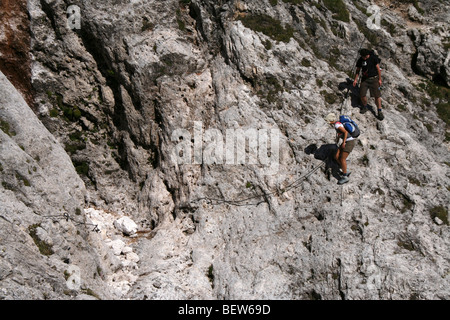 Wanderer auf aided Klettersteig in Pale di San Martino Park, italienischen Dolomiten Sommer Stockfoto