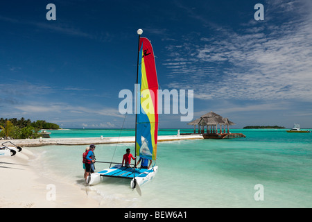 Katamaran am Strand der Malediven Insel Kandooma, Süd Male Atoll, Malediven Stockfoto