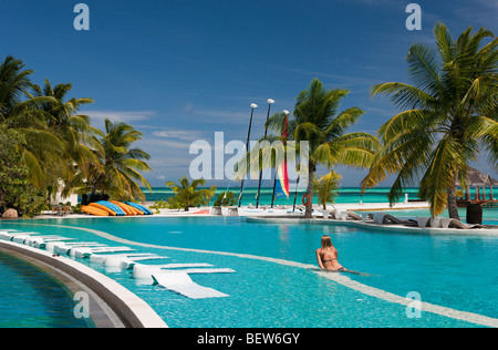 Tourist im Pool der Malediven Insel Kandooma, Süd Male Atoll, Malediven Stockfoto