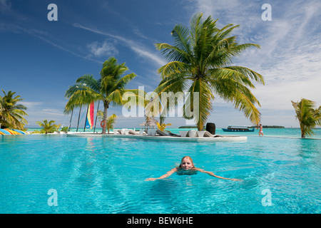 Tourist im Pool der Malediven Insel Kandooma, Süd Male Atoll, Malediven Stockfoto