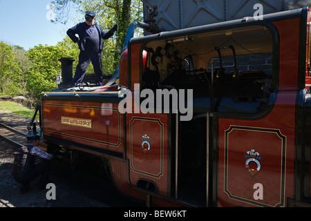 Dampfmaschine, die unter Wasser am Tan-y-Bwlch Bahnhof, wieder Eisenbahn, Gwynedd, Wales Stockfoto