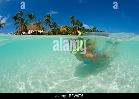 Frau Schnorchel in Süd Male Atoll, Malediven, Malediven Stockfoto