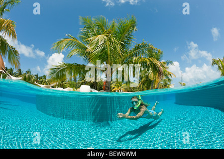 Schwimmen im Pool, Süd Male Atoll, Malediven Stockfoto