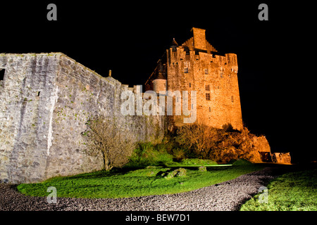 Eilean Donan Castle, beleuchtet bei Nacht Stockfoto