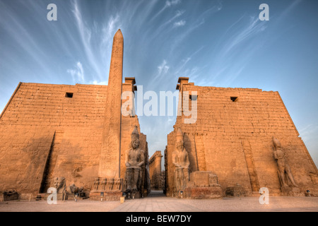 Eingang des Luxor-Tempel mit Statuen Ramses II und Obelisk, Luxor, Ägypten Stockfoto