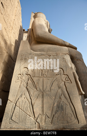 Sitzen Ramses II Koloss am Eingang des Luxor-Tempel, Luxor, Ägypten Stockfoto