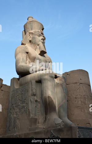 Sitzen Ramses II Koloss in Luxor Tempel, Luxor, Ägypten Stockfoto