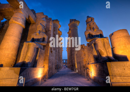 Beleuchtete Säulenhalle im Luxor-Tempel, Luxor, Ägypten Stockfoto