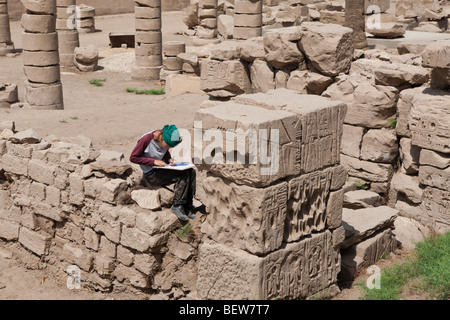 Archäologe im Karnak Tempel, Luxor, Ägypten Stockfoto