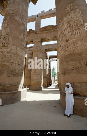 Säulen der großen Säulenhalle am Karnak-Tempel, Luxor, Ägypten Stockfoto