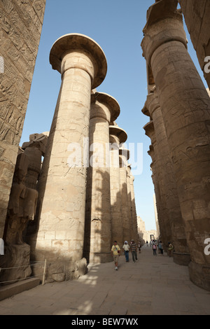 Säulen der großen Säulenhalle am Karnak-Tempel, Luxor, Ägypten Stockfoto