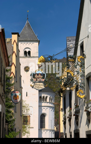 Inn Zeichen vor der Stiftskirche St. Castor, Treis-Karden, Rheinland-Pfalz, Deutschland Stockfoto