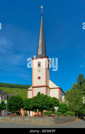 Außenansicht der Pfarrkirche St. Michael, Piesport, Deutschland Stockfoto