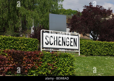 Ortstafel von Schengen vor Hecke, Schengen, Luxemburg Stockfoto