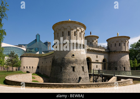 Fort Thuengen mit Mudam Gebäude im Hintergrund, Kirchberg-Plateau, Luxemburg Stockfoto